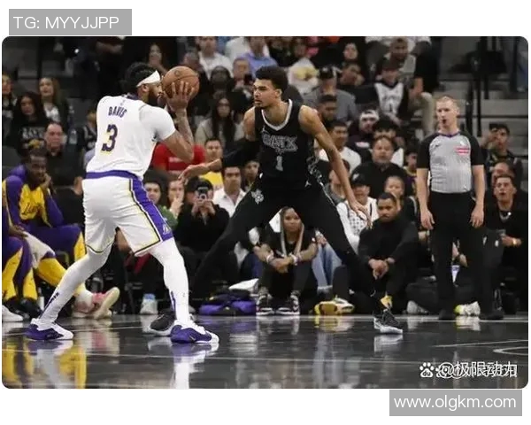 湖人战胜马刺，詹姆斯再度奉献三双表现，篮球传奇继续书写