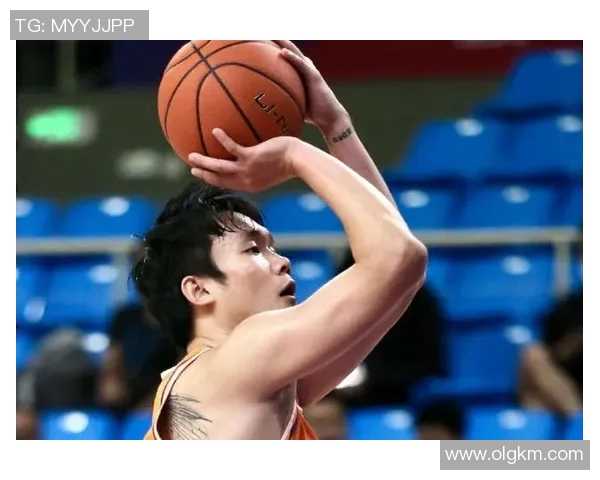 鲁吐布拉26分力挺新疆队大胜对手，晋级季后赛成最大功臣